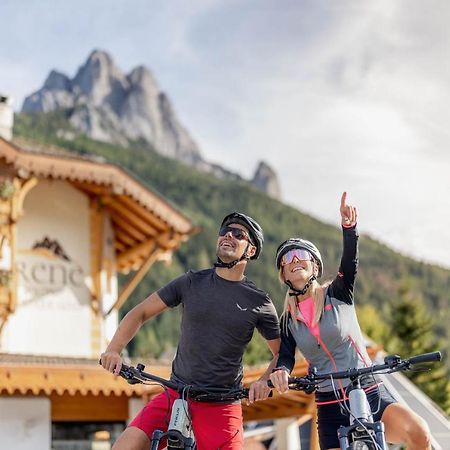 Renè Dolomites Boutique Hotel Pozza di Fassa Esterno foto