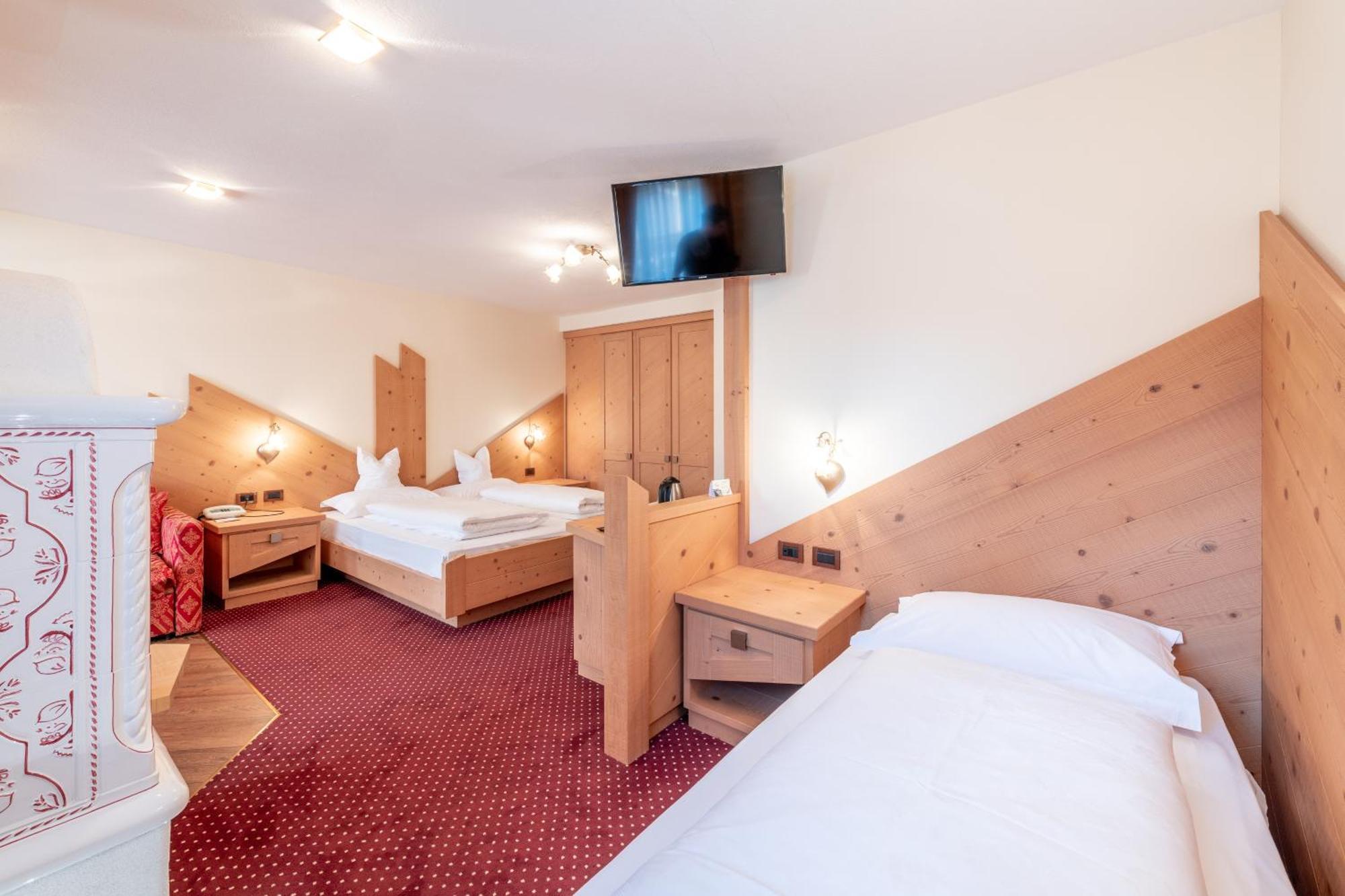 Renè Dolomites Boutique Hotel Pozza di Fassa Camera foto