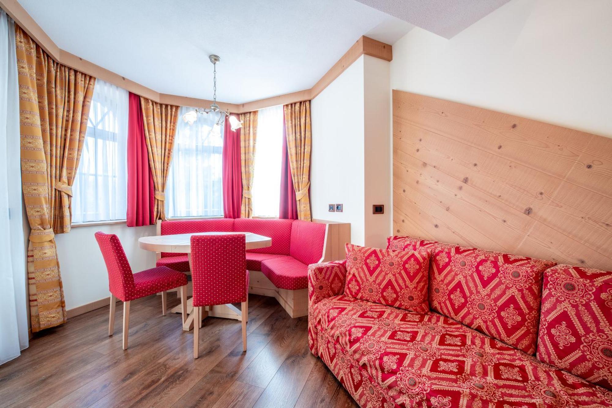 Renè Dolomites Boutique Hotel Pozza di Fassa Camera foto